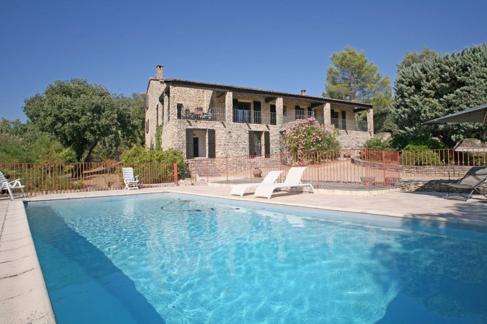 Belle maison en pierres avec vue sur le Luberon   