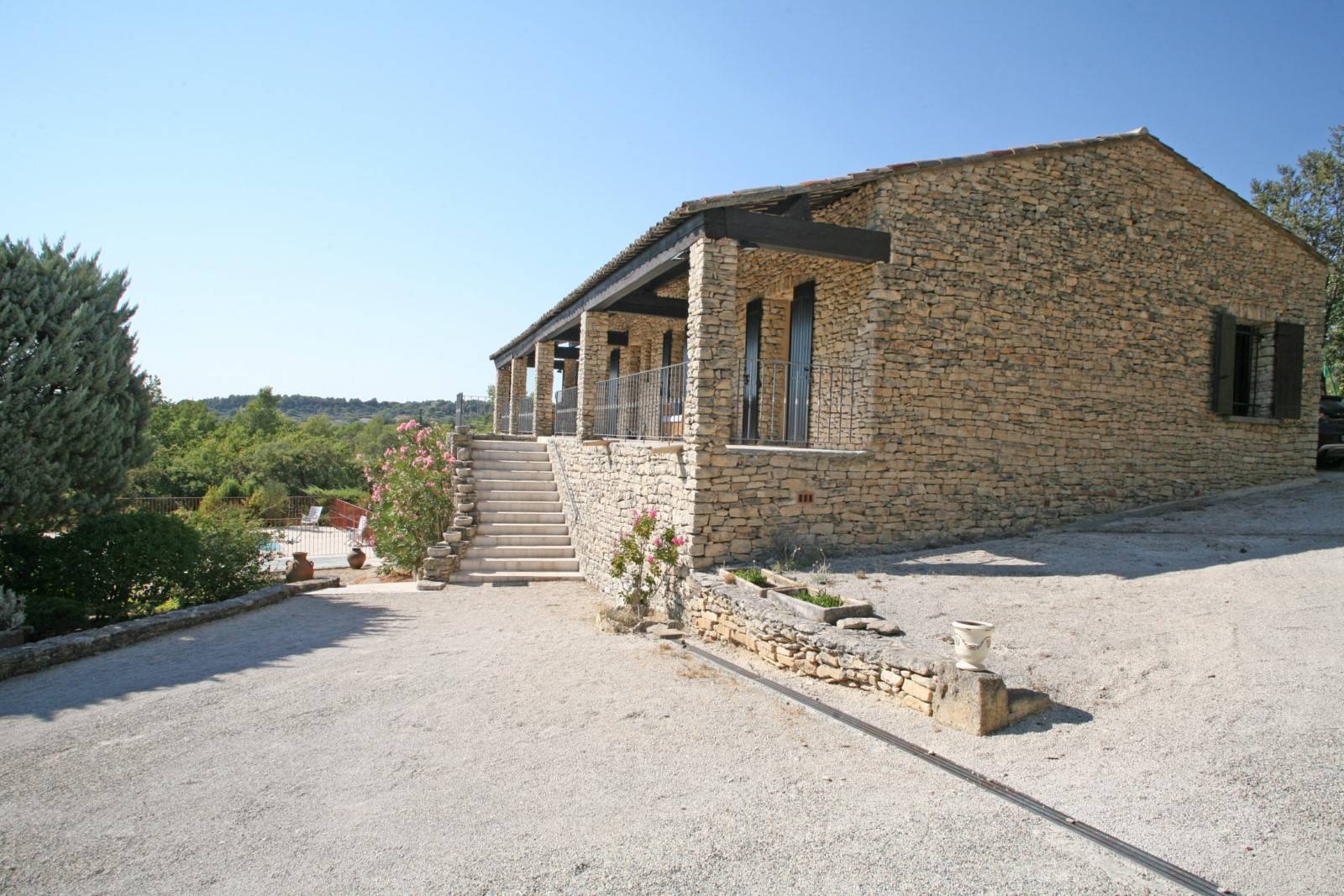 Belle maison en pierres avec vue sur le Luberon   