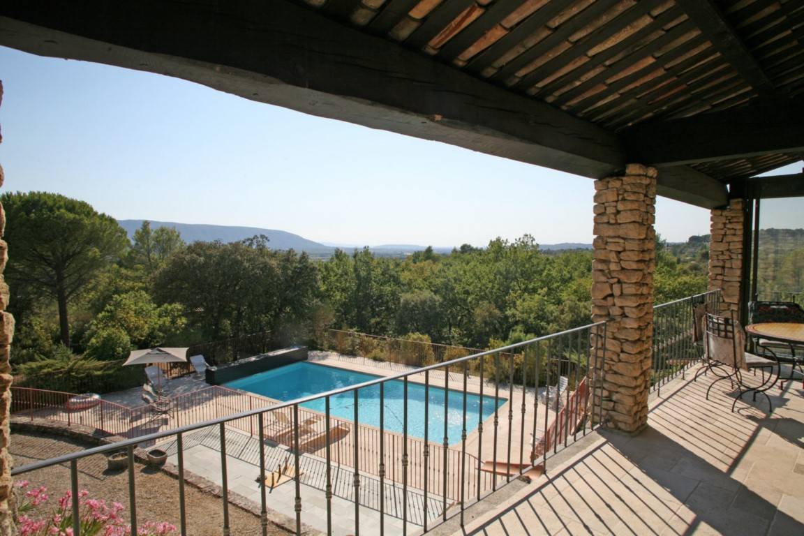 Belle maison en pierres avec vue sur le Luberon   