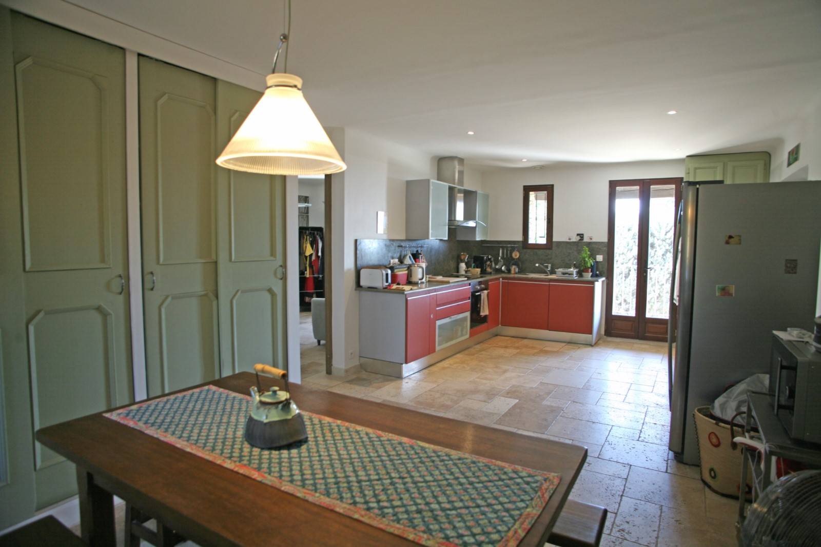 Belle maison en pierres avec vue sur le Luberon   