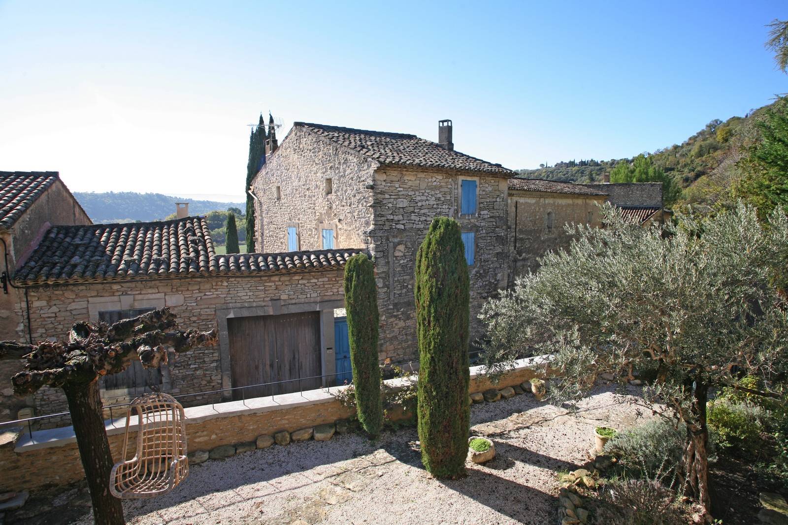 Vue panoramique dans propriété de prestige en pierres de Gordes en vente