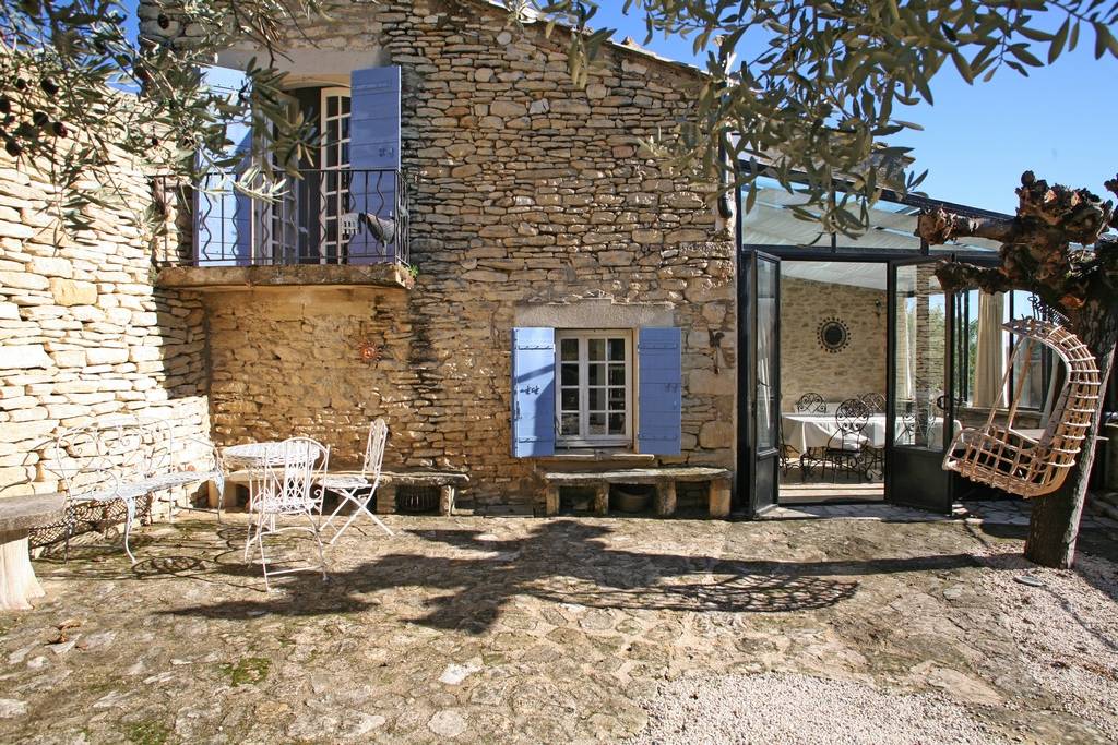 Façade en pierres de Gordes dans propriété de prestige avec vue panoramique sur le Luberon en Provence en vente