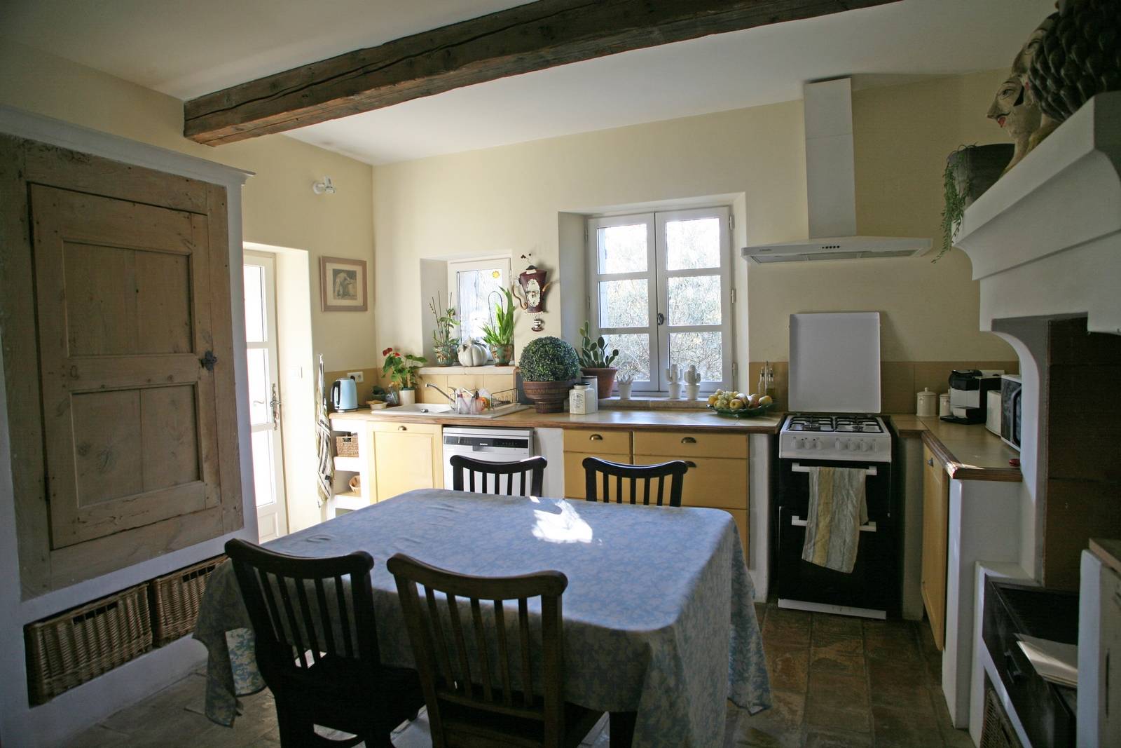 à Gordes, belle maison avec piscine sur près de 5000m²   
