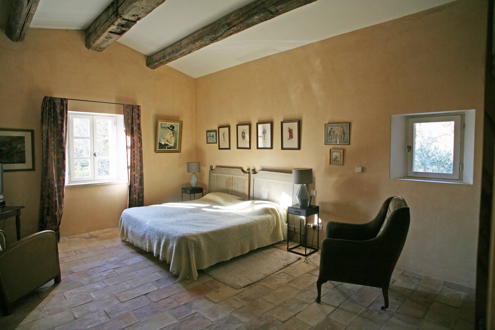 à Gordes, belle maison avec piscine sur près de 5000m²   
