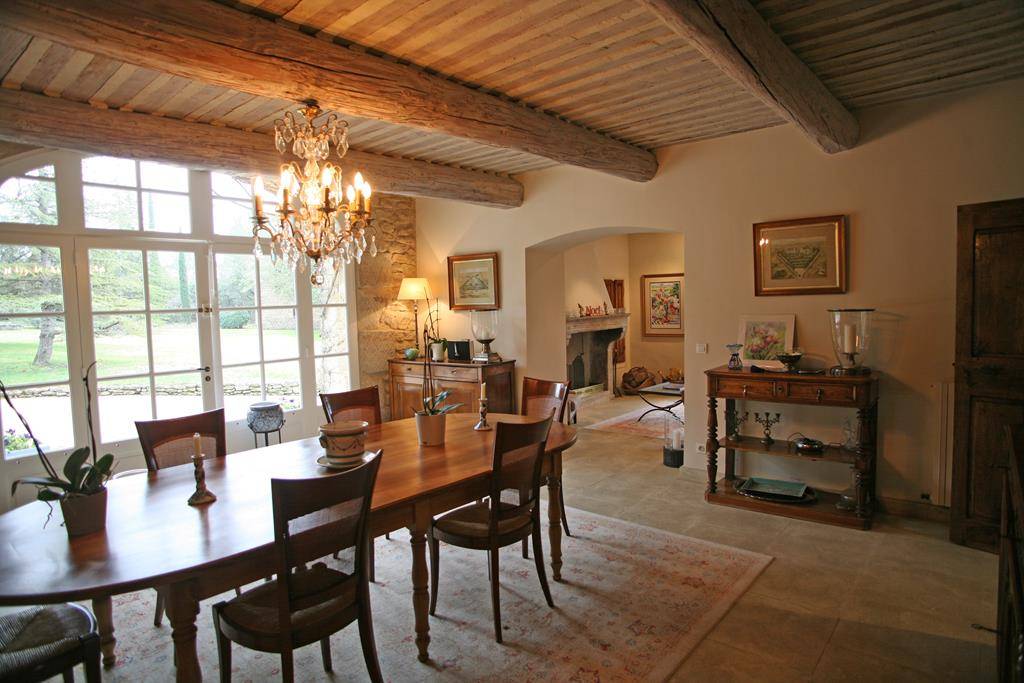 MAS REMARQUABLE AVEC ANNEXE, GARAGES ET PISCINE SUR 1.5 HECTARE   