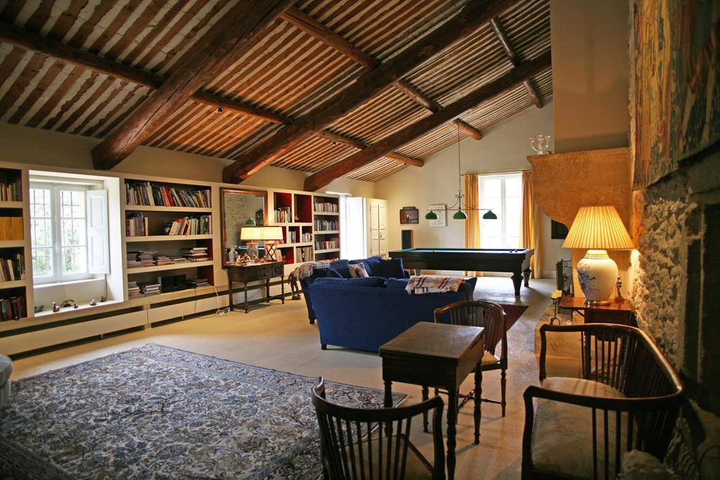 MAS REMARQUABLE AVEC ANNEXE, GARAGES ET PISCINE SUR 1.5 HECTARE   