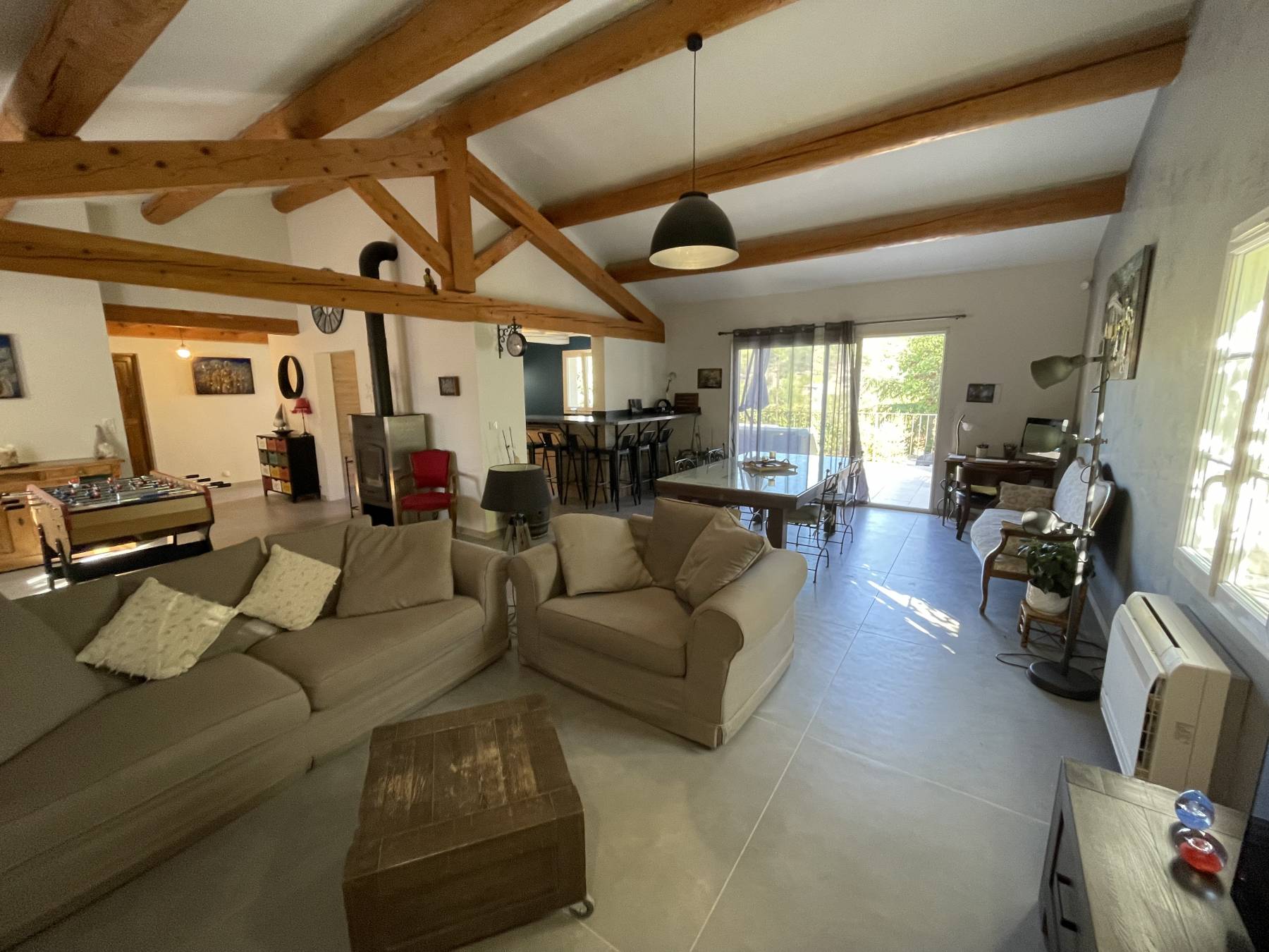 Maison avec piscine sur 3000 m²de terrain.