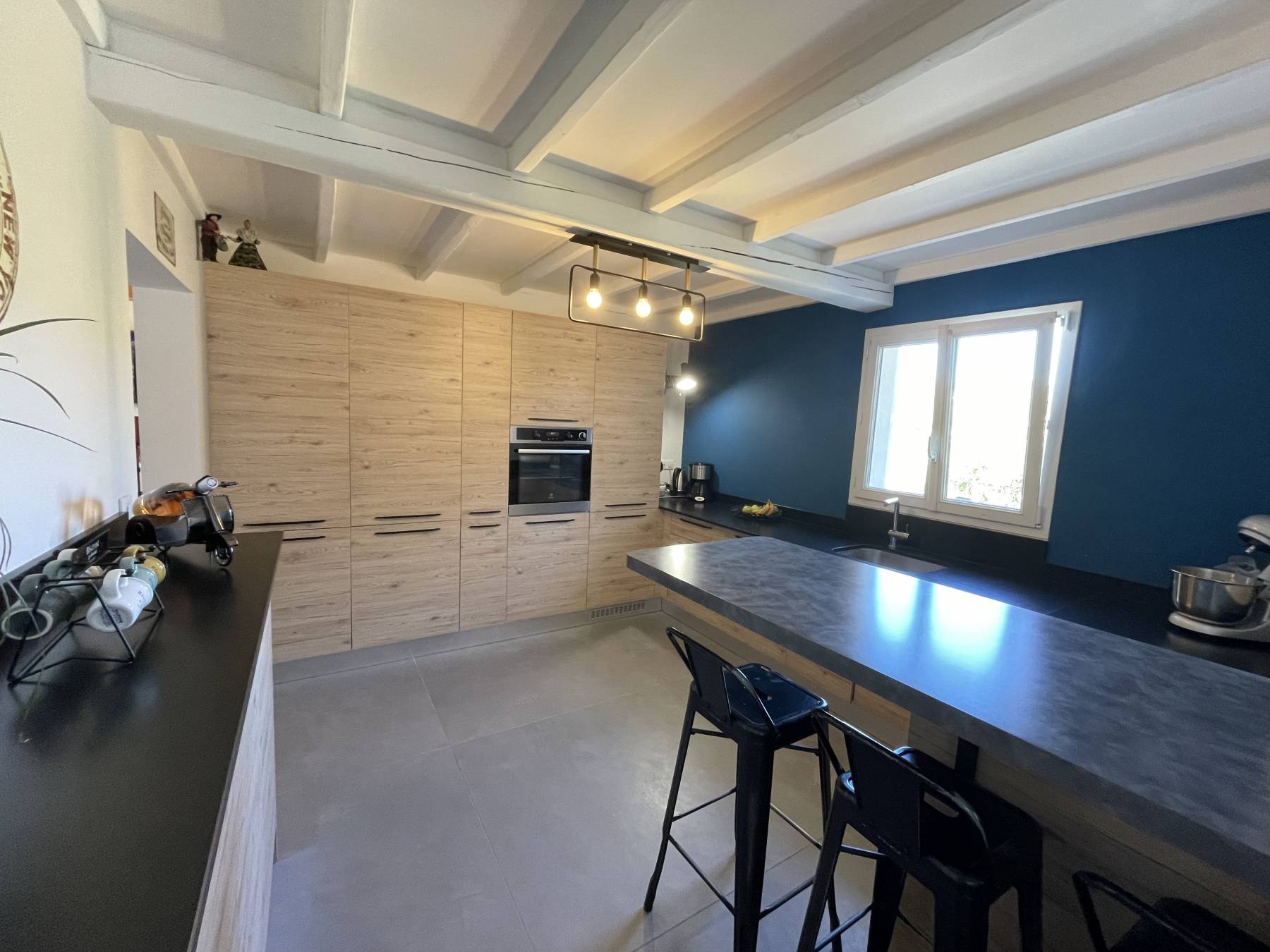 Maison avec piscine sur 3000 m²de terrain.