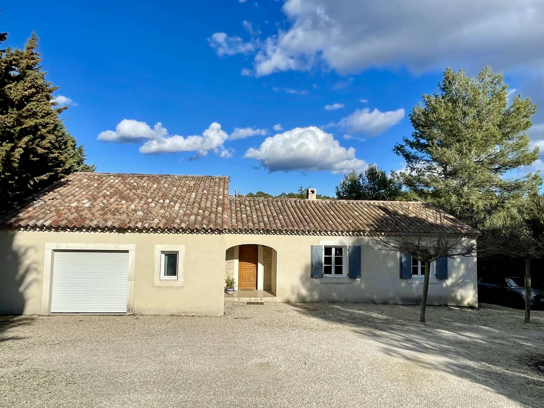 Maison avec piscine sur 3000 m²de terrain.