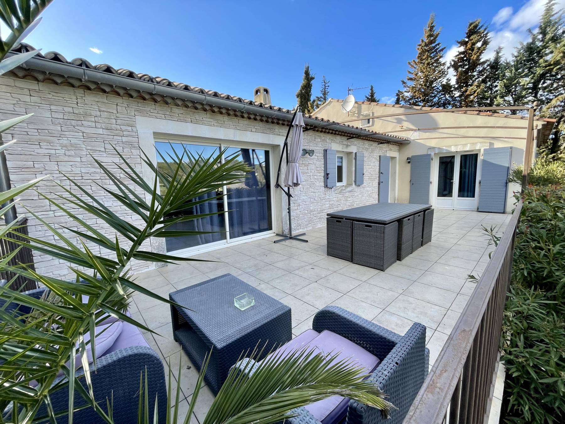 Maison avec piscine sur 3000 m²de terrain.