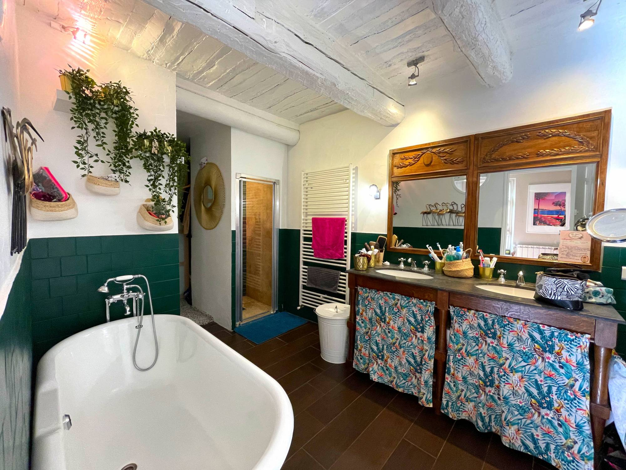 Exclusivité, Mas de village du XVIIIème siècle entièrement rénové avec cour et piscine   