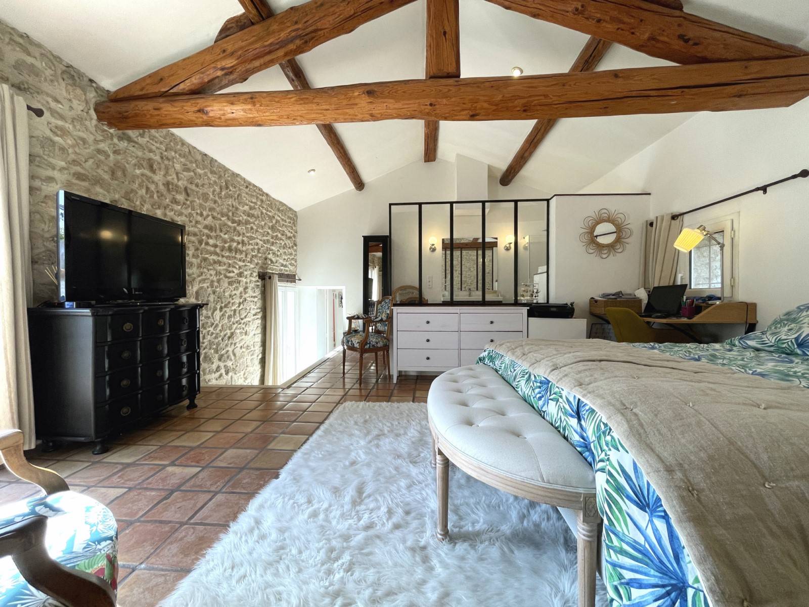 Exclusivité, Mas de village du XVIIIème siècle entièrement rénové avec cour et piscine   
