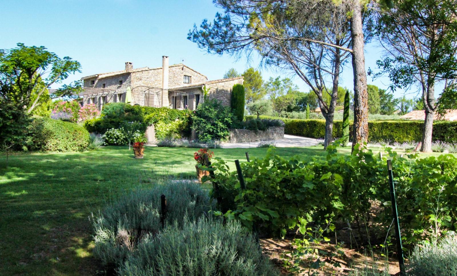 à Gordes, belle villa en pierres avec vues   