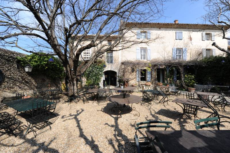 Une institution pour un déjeuner ou diner dans la cour fermée d'une vieille ferme à découvrir, à quelques minutes du centre de Gordes, entre Gordes et Ménerbes, Le Restaurant LE MAS d'Alexis OSMONT