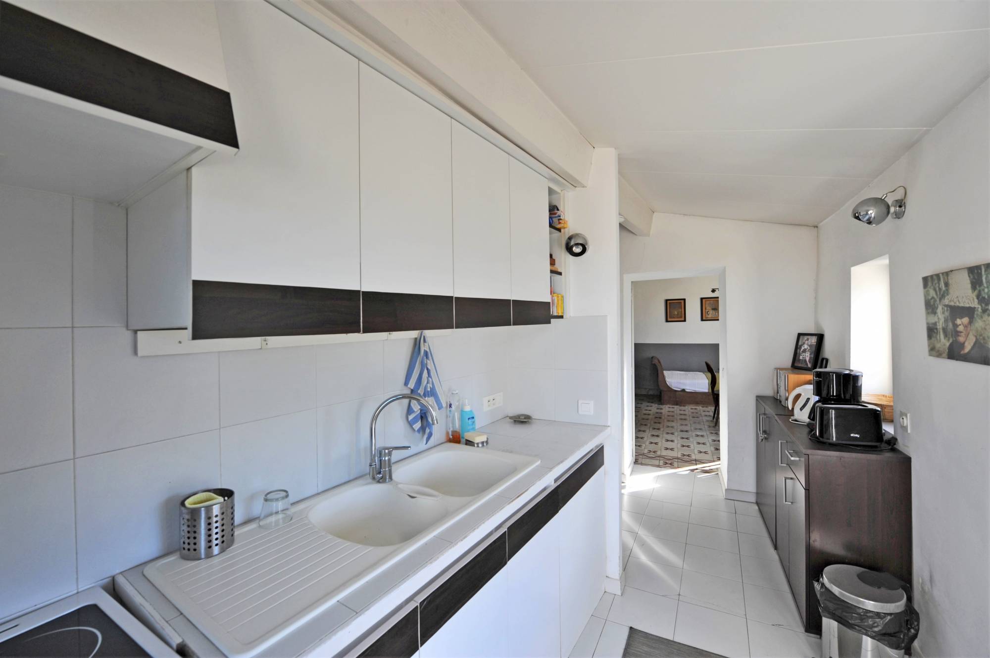 Cuisine ouverte dans maison de village en vente avec vue panoramique sur le Luberon