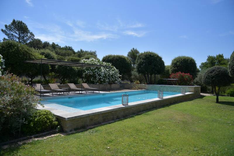 Maison d'architecte avec piscine et vue, dans un coin de garrigue au calme, entre Gordes et Ménerbes.