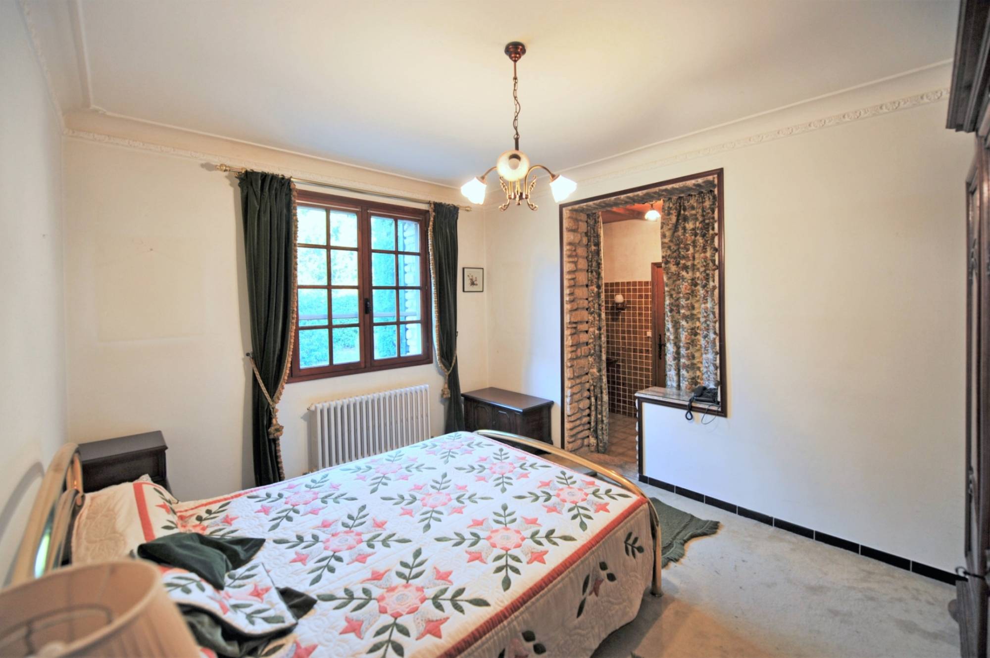 proche centre village, maison en pierres avec piscine sur plus de 3000 m²   