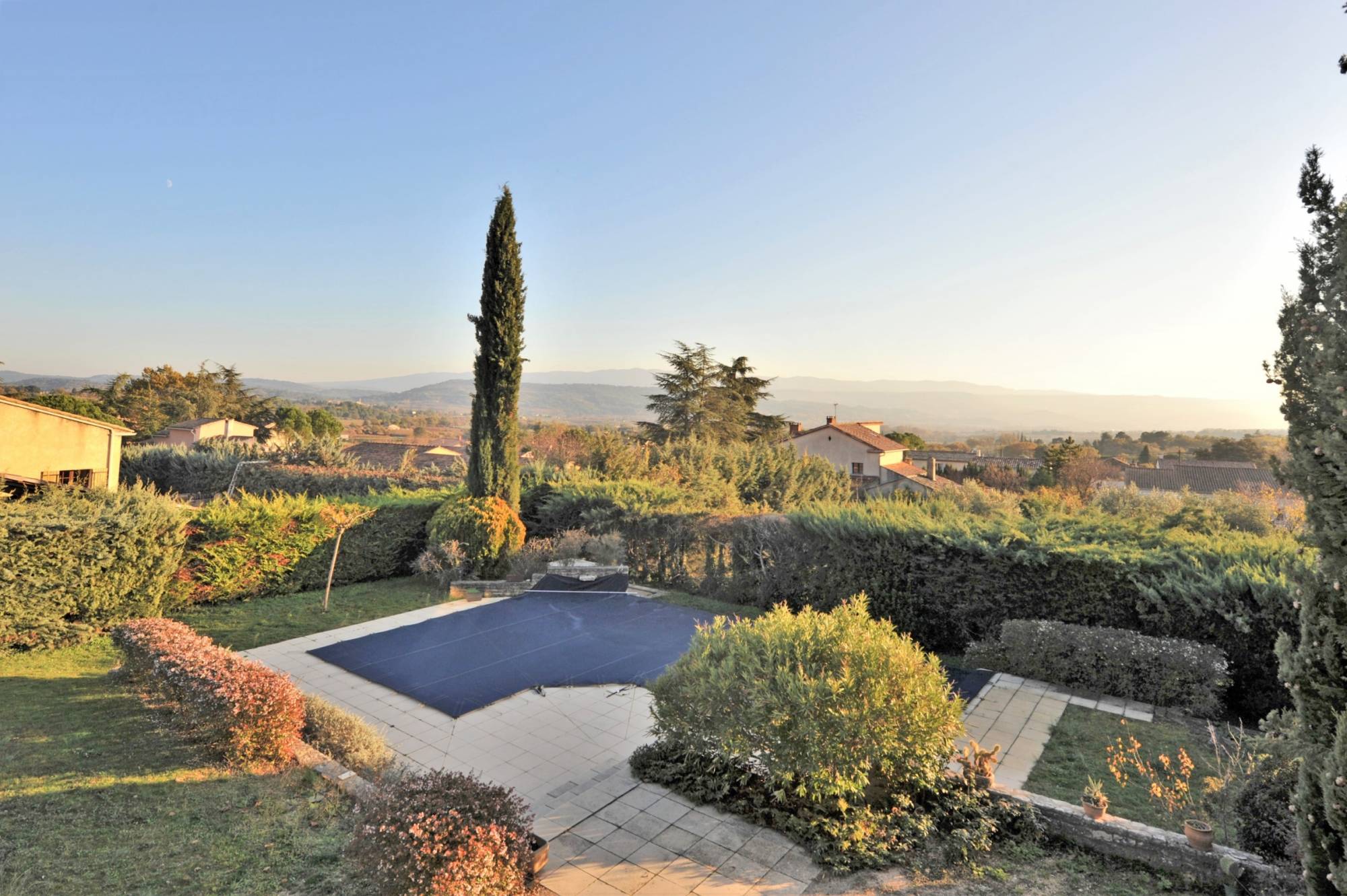 proche centre village, maison en pierres avec piscine sur plus de 3000 m²   