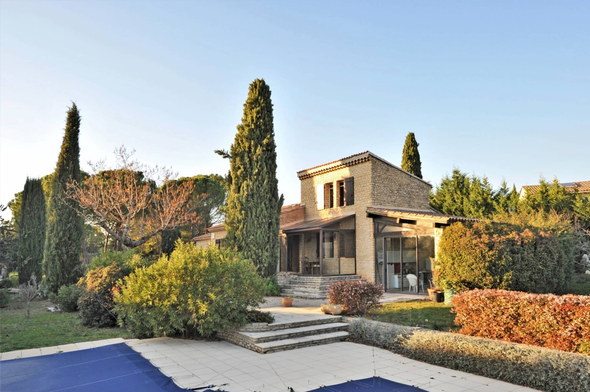 proche centre village, maison en pierres avec piscine sur plus de 3000 m²   