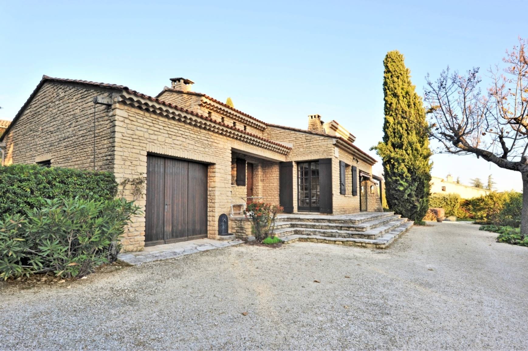 proche centre village, maison en pierres avec piscine sur plus de 3000 m²   