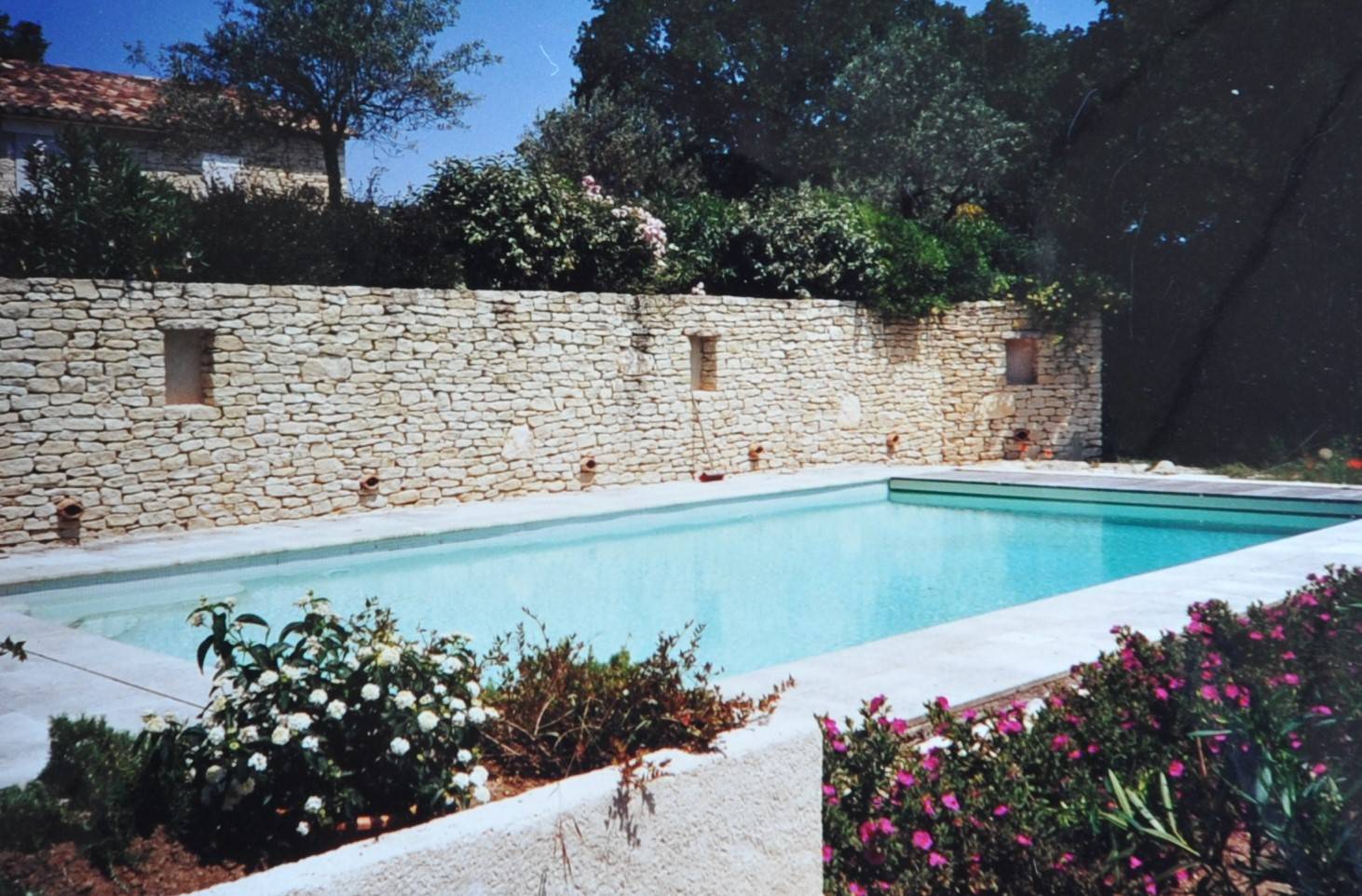 Exclusivité à Gordes - Maison en pierres sur terrain arboré avec piscine   