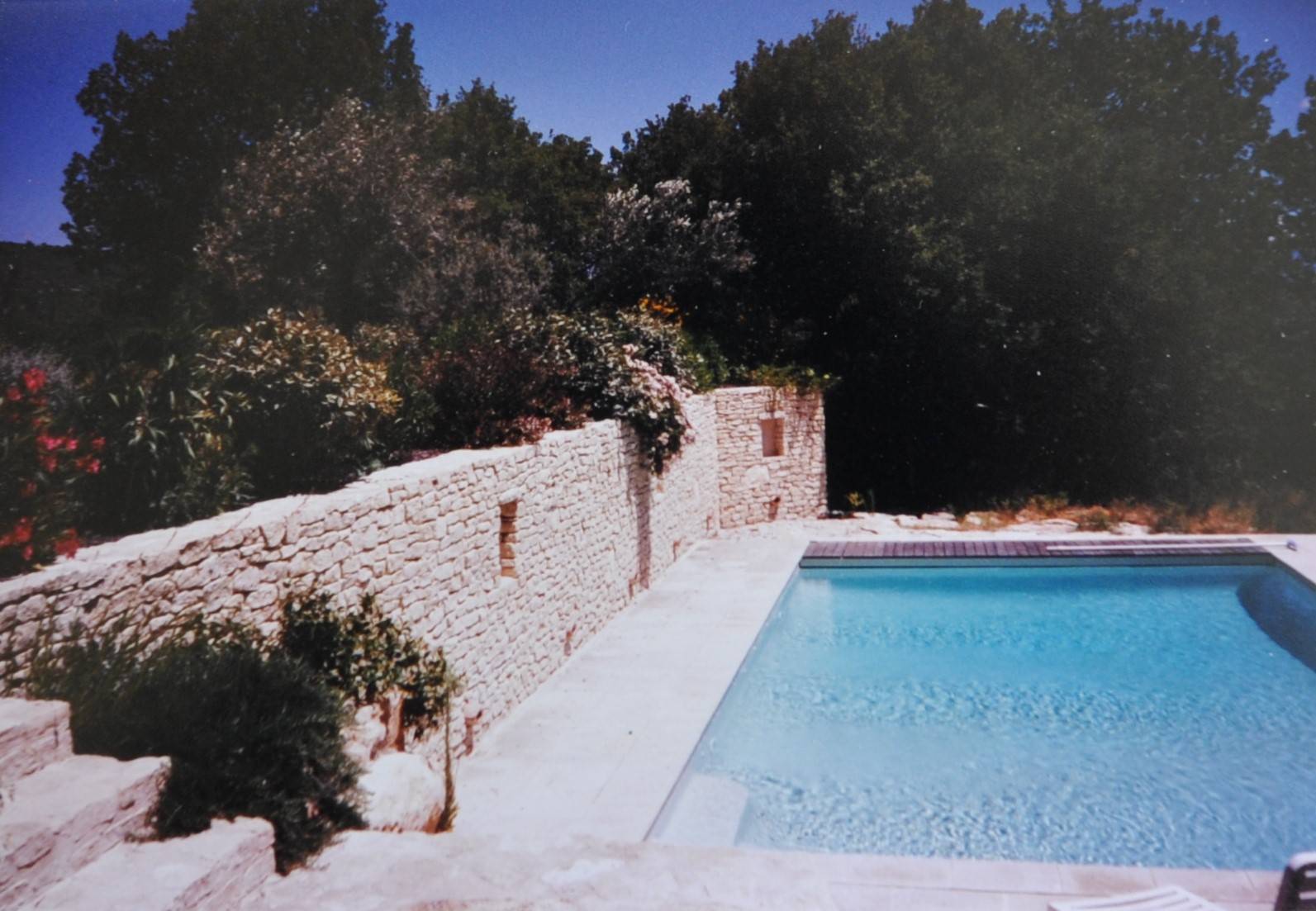 Exclusivité à Gordes - Maison en pierres sur terrain arboré avec piscine   