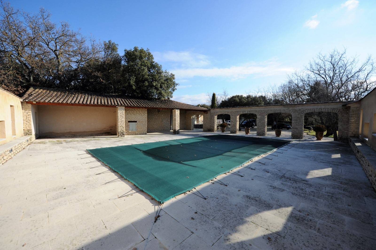 proche d'un hameau de Gordes, maison en pierre de plain pied   