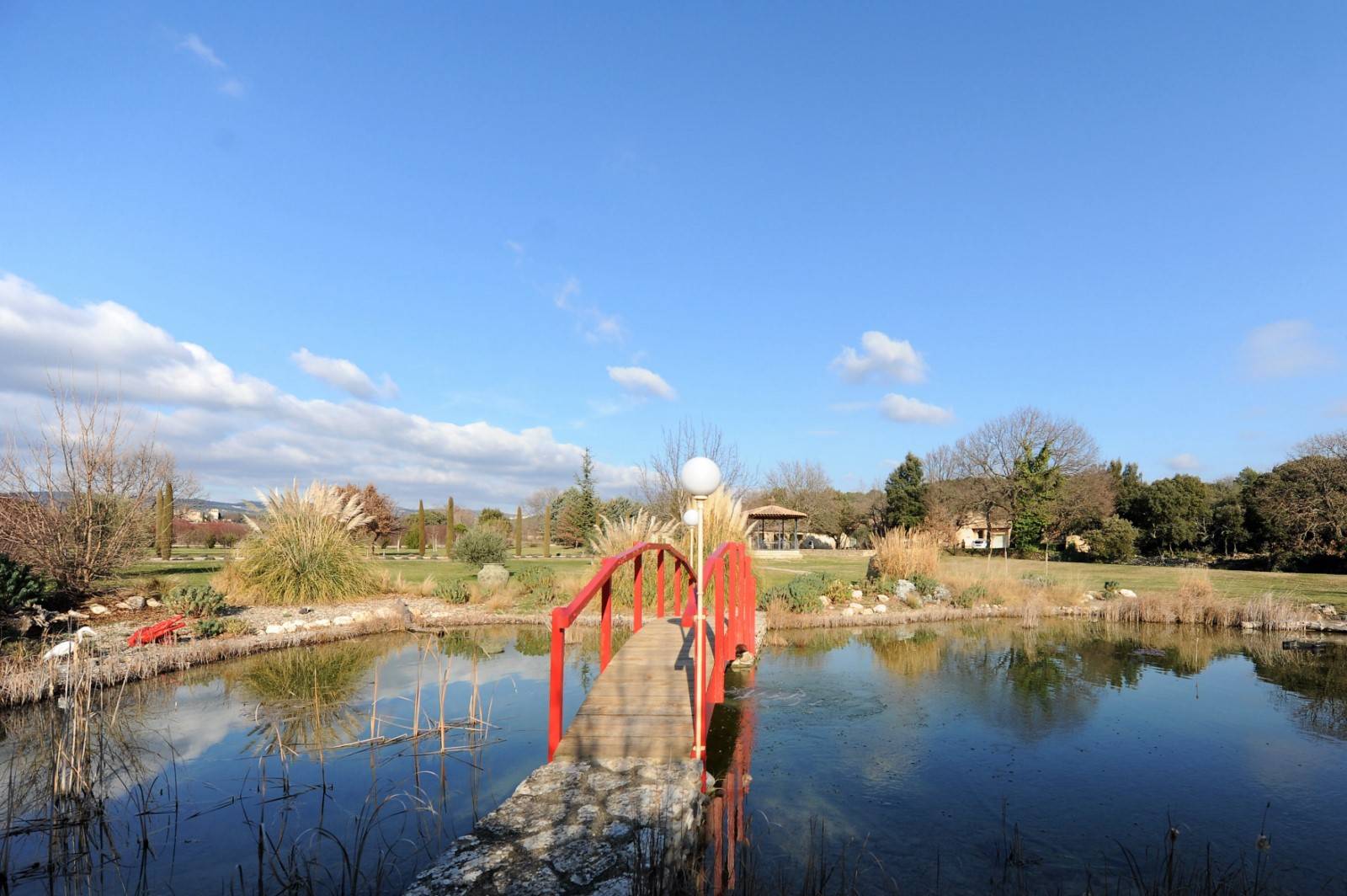 proche d'un hameau de Gordes, maison en pierre de plain pied   