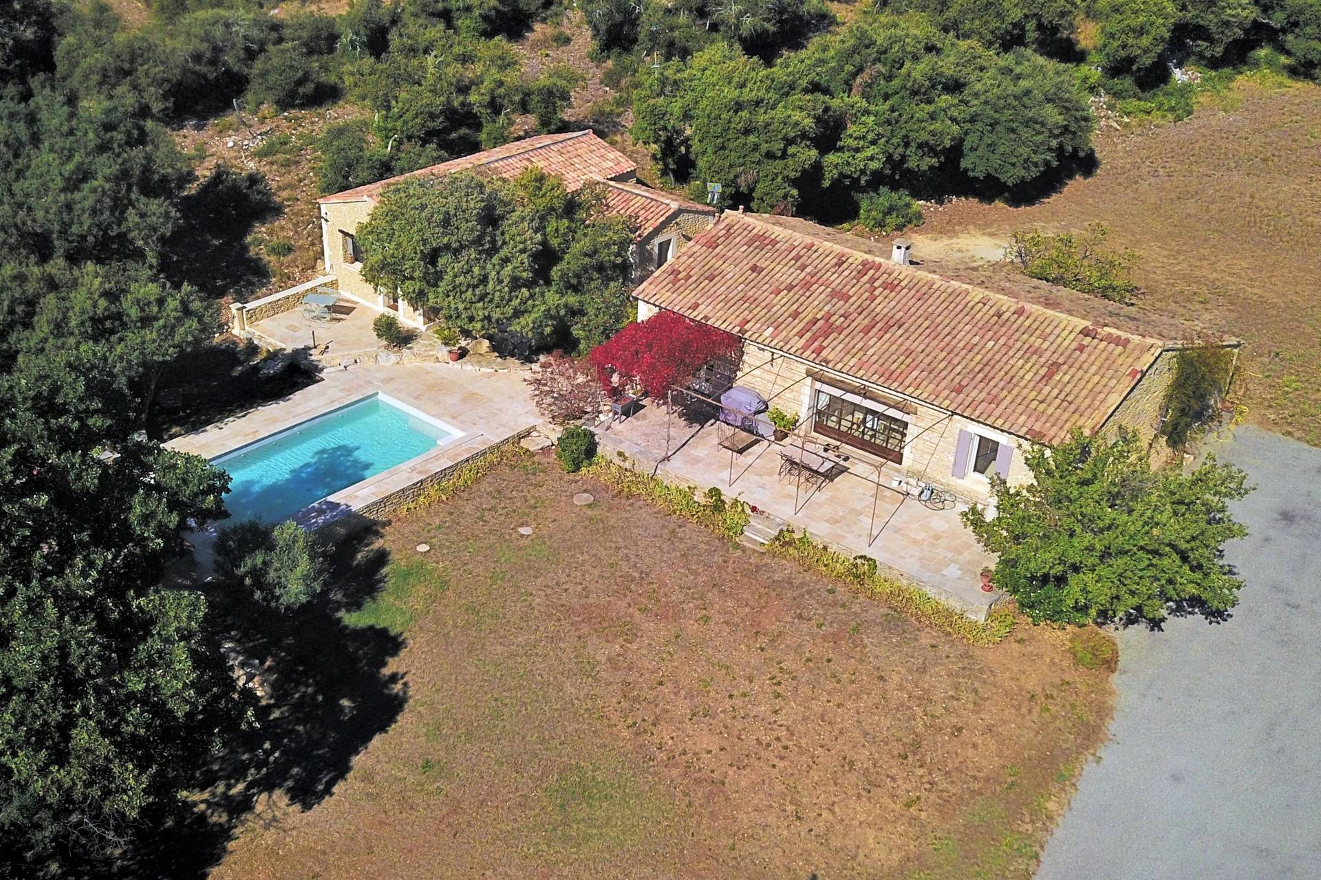 Gordes, propriété avec deux habitations et piscine sur les hauteurs   
