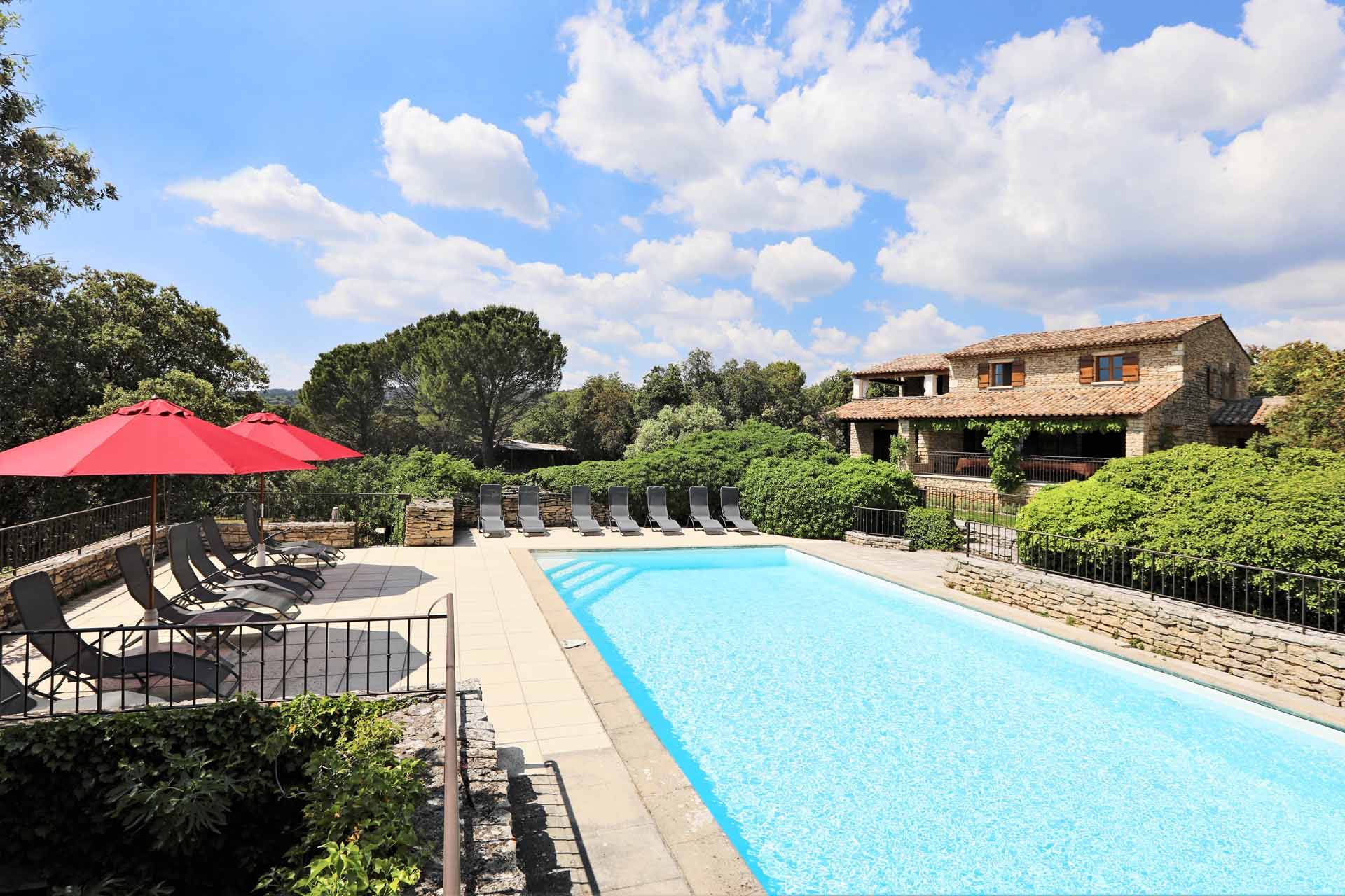 Gordes, maison 6 chambres avec dépendances sur superbe terrain clos   