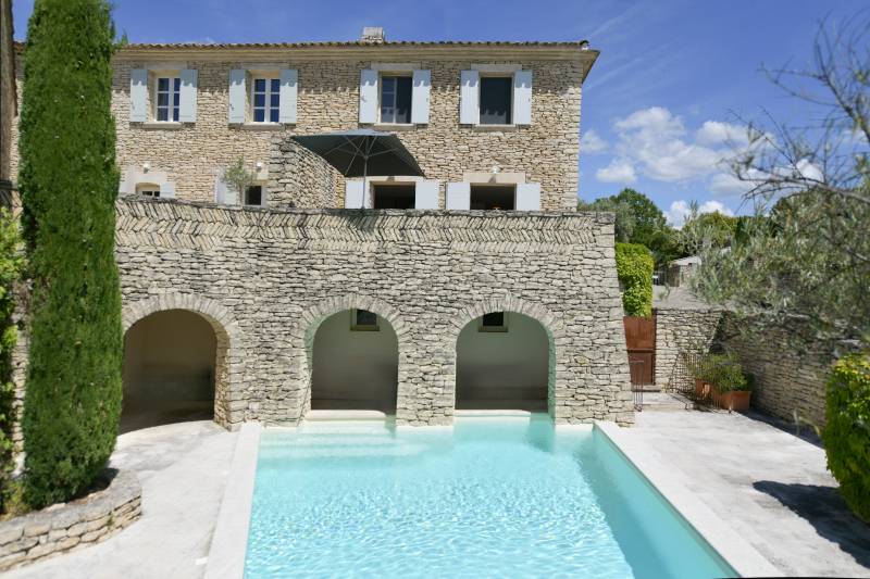 Gordes : maison en bordure de village avec garage et piscine dans une petite copropriété de charme.