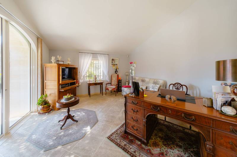 Entre Gordes et Cabrières d'Avignon, face au Luberon et ses villages perchés, propriété en pierres avec piscine chauffée, pool house et dépendances à vendre en Provence.