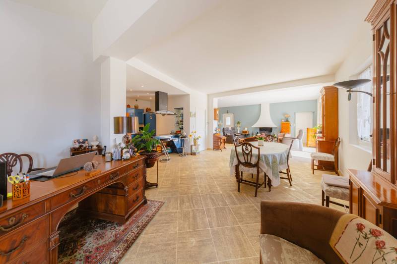 Entre Gordes et Cabrières d'Avignon, face au Luberon et ses villages perchés, propriété en pierres avec piscine chauffée, pool house et dépendances à vendre en Provence.