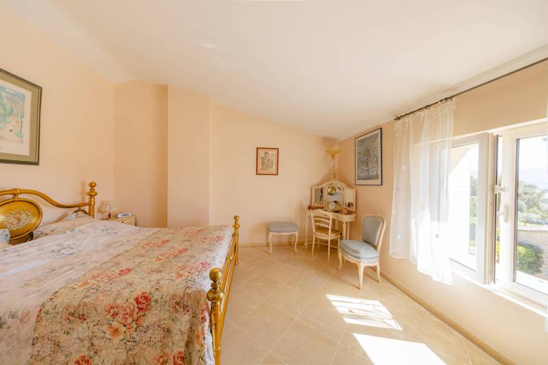 Entre Gordes et Cabrières d'Avignon, face au Luberon et ses villages perchés, propriété en pierres avec piscine chauffée, pool house et dépendances à vendre en Provence.