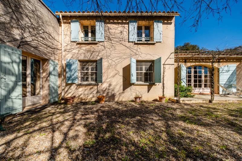 Proche de Gordes, à la vente, maison de construction traditionnelle sur un terrain de 7 700 m² dans un environnement paisible.