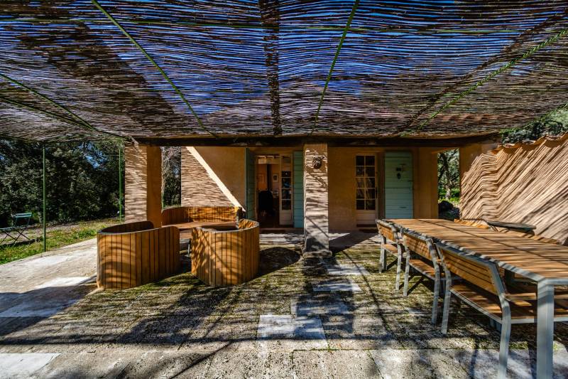 Proche de Gordes, à la vente, maison de construction traditionnelle sur un terrain de 7 700 m² dans un environnement paisible.
