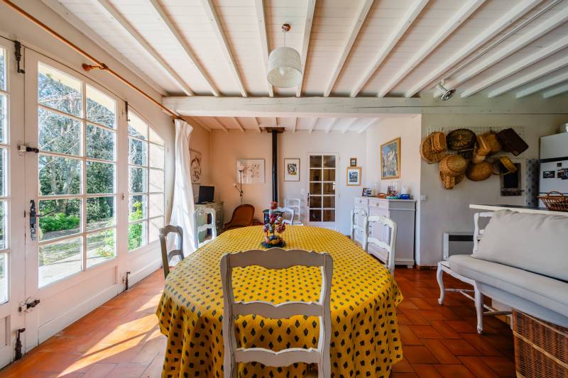 Proche de Gordes, à la vente, maison de construction traditionnelle sur un terrain de 7 700 m² dans un environnement paisible.