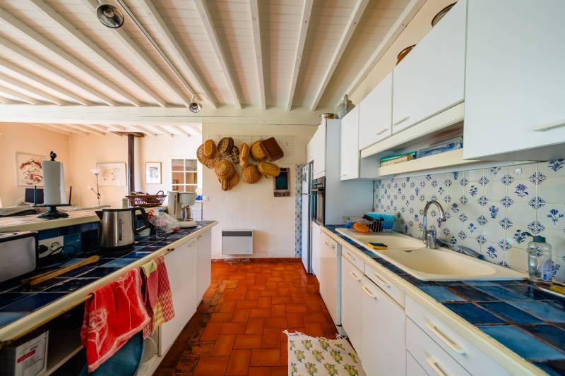 Proche de Gordes, à la vente, maison de construction traditionnelle sur un terrain de 7 700 m² dans un environnement paisible.