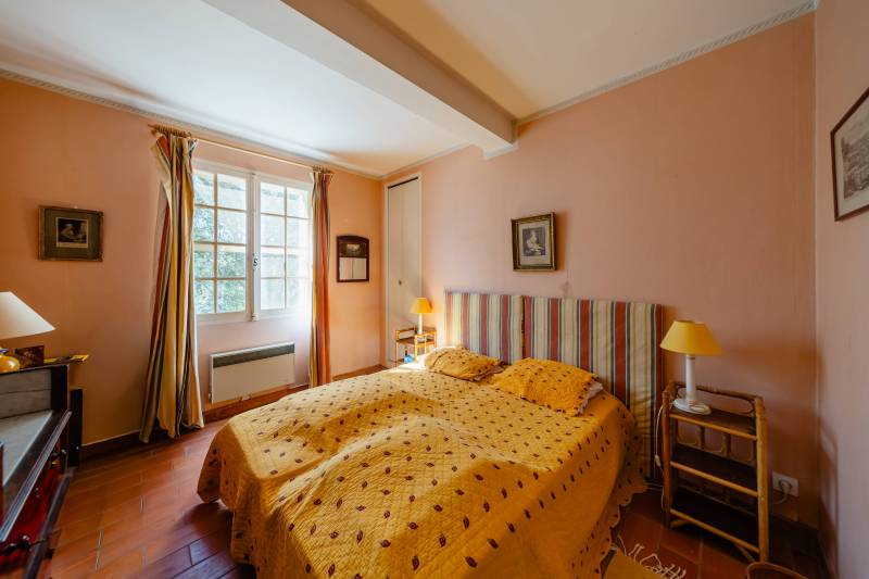 Proche de Gordes, à la vente, maison de construction traditionnelle sur un terrain de 7 700 m² dans un environnement paisible.