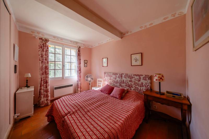 Proche de Gordes, à la vente, maison de construction traditionnelle sur un terrain de 7 700 m² dans un environnement paisible.