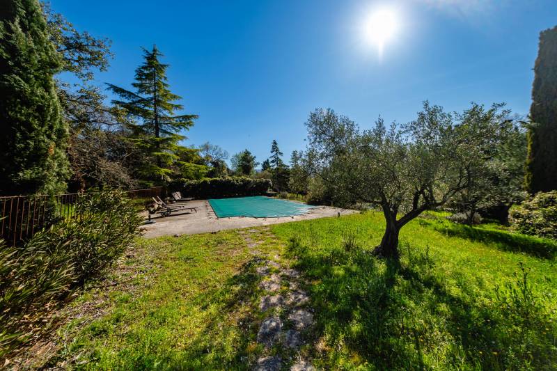 Proche de Gordes, à la vente, maison de construction traditionnelle sur un terrain de 7 700 m² dans un environnement paisible.
