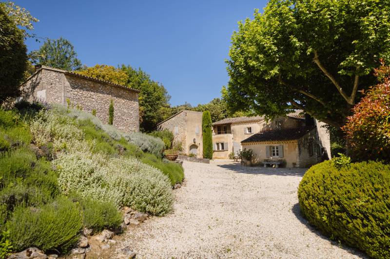 Exclusivité dans le Luberon, superbe mas entièrement rénové et exposé plein sud avec piscine sur un terrain d'1,5 hectares.