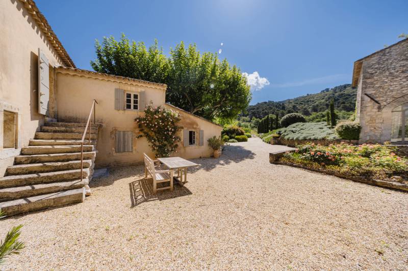 Exclusivité dans le Luberon, superbe mas entièrement rénové et exposé plein sud avec piscine sur un terrain d'1,5 hectares.