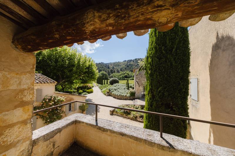 Exclusivité dans le Luberon, superbe mas entièrement rénové et exposé plein sud avec piscine sur un terrain d'1,5 hectares.