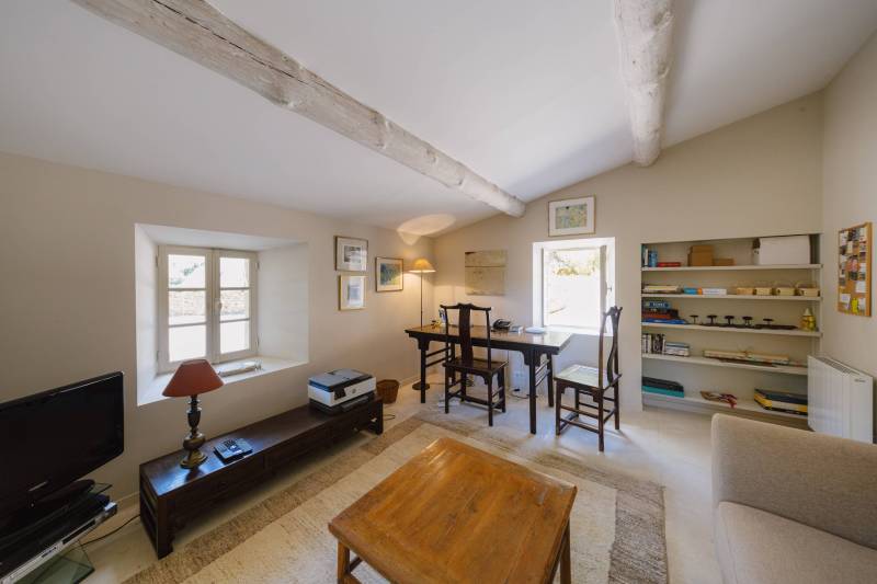 Exclusivité dans le Luberon, superbe mas entièrement rénové et exposé plein sud avec piscine sur un terrain d'1,5 hectares.