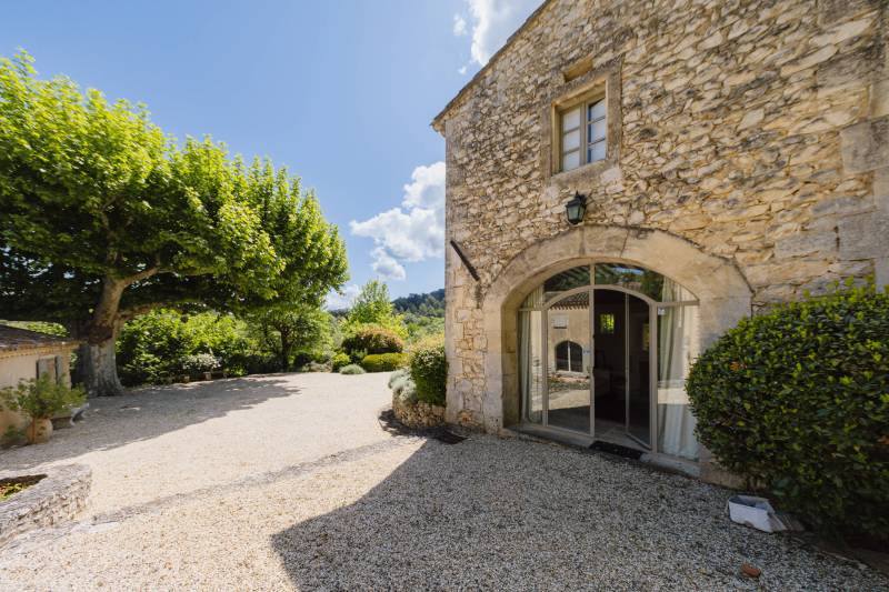 Exclusivité dans le Luberon, superbe mas entièrement rénové et exposé plein sud avec piscine sur un terrain d'1,5 hectares.