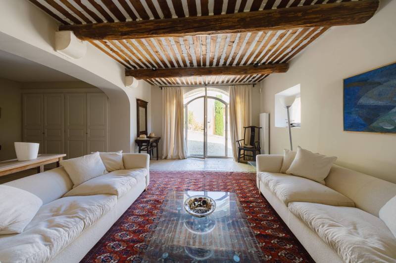Exclusivité dans le Luberon, superbe mas entièrement rénové et exposé plein sud avec piscine sur un terrain d'1,5 hectares.