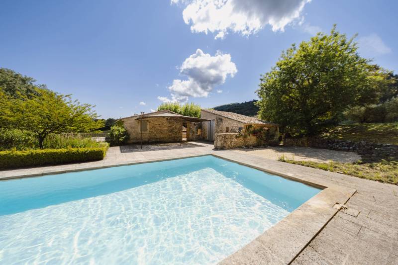 Exclusivité dans le Luberon, superbe mas entièrement rénové et exposé plein sud avec piscine sur un terrain d'1,5 hectares.