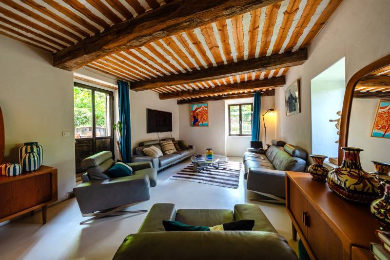 Superbe bergerie rénovée avec vue panoramique sur Gordes et les Monts du Vaucluse, terrain de 2 hectares avec bassin de nage.