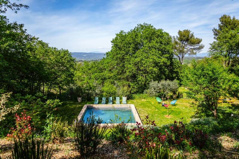 Superbe bergerie rénovée avec vue panoramique sur Gordes et les Monts du Vaucluse, terrain de 2 hectares avec bassin de nage.